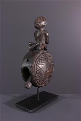 Stammeskunst - Yombe, Bakongo Ndibu Glocke mit figurativem Muster 