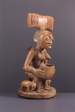 Stammeskunst - Altarfigur, die einen Yoruba-Becher trägt
